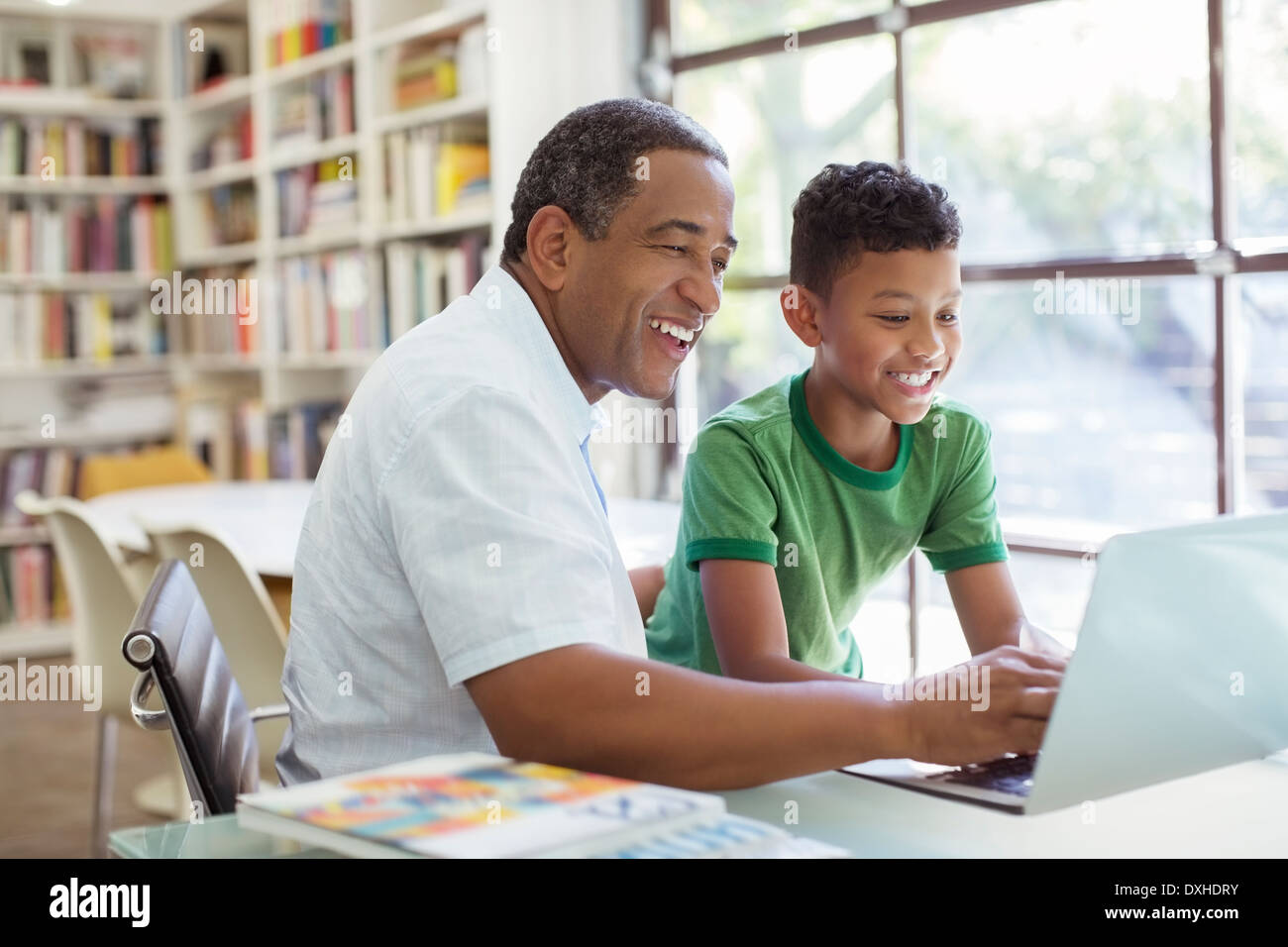 Grand-père et petit-fils using laptop Banque D'Images