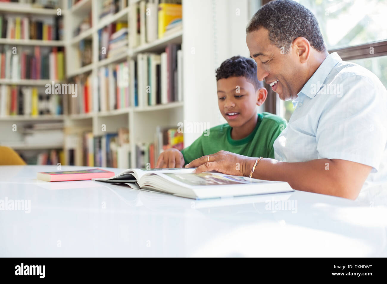Grand-père et petit-fils reading book Banque D'Images