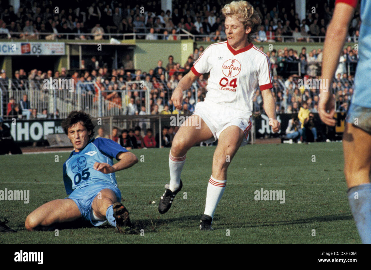 Football, Bundesliga, 1983/1984, Grotenburg Stadium, FC Bayer 05 Leverkusen Bayer 04 Uerdingen par rapport à 2:1, scène du match, Franz Raschid Uerdingen (gauche) et Wolfgang Voege (Leverkusen) Banque D'Images