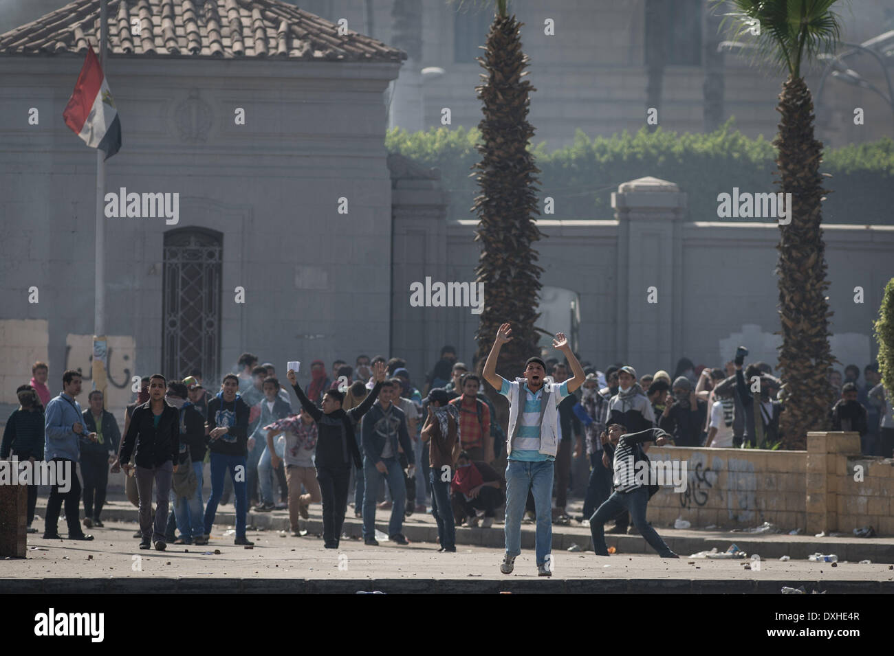 Le Caire, Égypte. Mar 26, 2014. Pro-Muslim étudiants Fraternité des policiers contre les manifestants de se disperser à l'extérieur du campus de l'Université du Caire, Le Caire, capitale de l'Égypte, le 26 mars 2014. Pro-Muslim Brotherhood les élèves le mardi se sont heurtés à la police anti-émeute après leur manifestation sur le campus de l'Université du Caire, condamnant les récentes condamnations à mort de 528 membres des Frères Musulmans égyptiens ordonnée par une juridiction pénale. Le choc causé au moins un mort, selon le site web de journal Al-Ahram, l'un des médias d'État égyptien. Source : Xinhua/Chaoyue Pan/Alamy Live News Banque D'Images