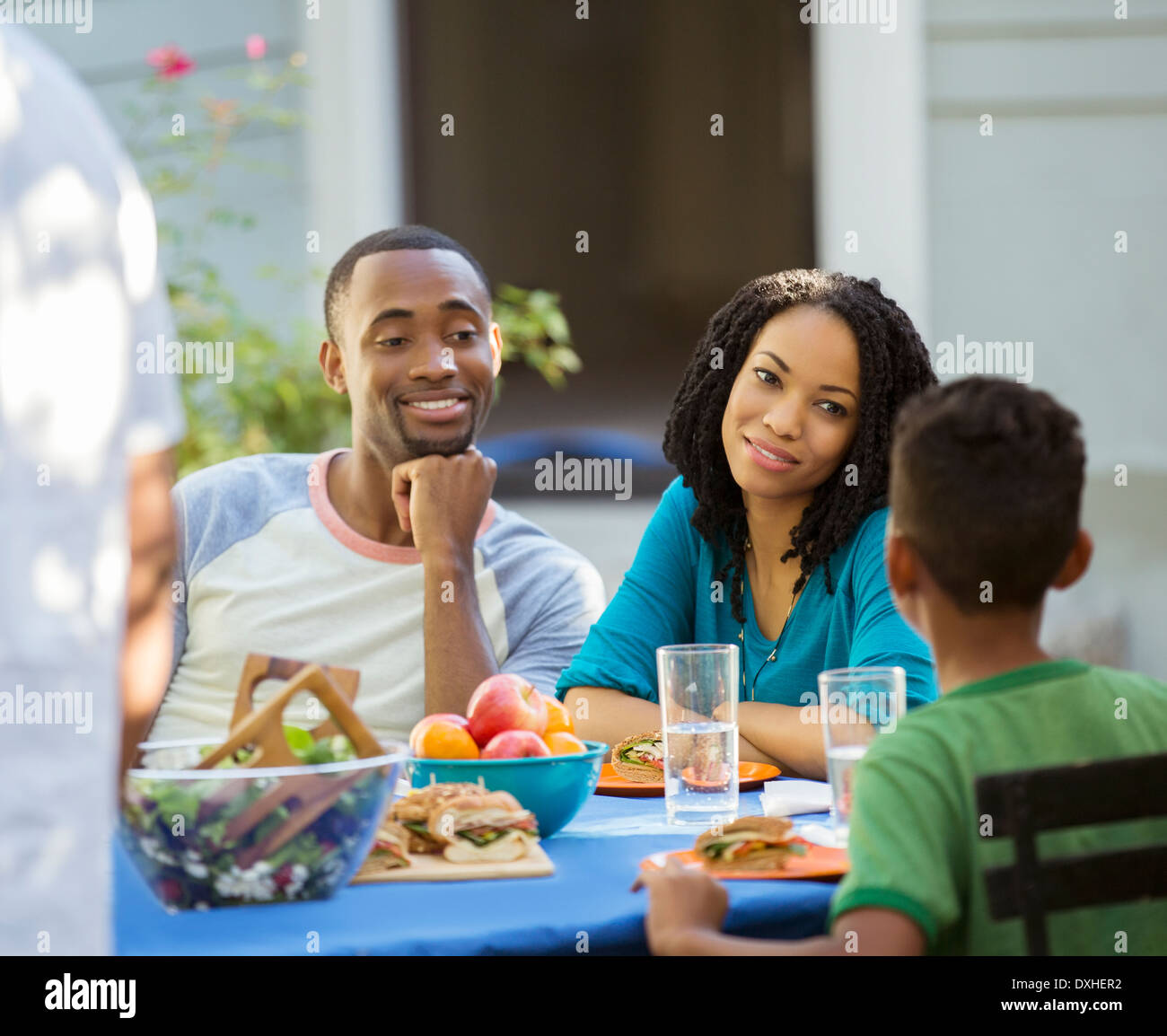 Family eating lunch at table patio Banque D'Images