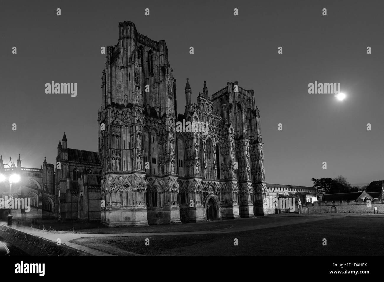 Cathédrale de l'église de St Andrews dans les puits, la nuit, la ville de Wells, Englands plus petite ville, comté de Somerset, Angleterre, Grande-Bretagne, Royaume-Uni Banque D'Images