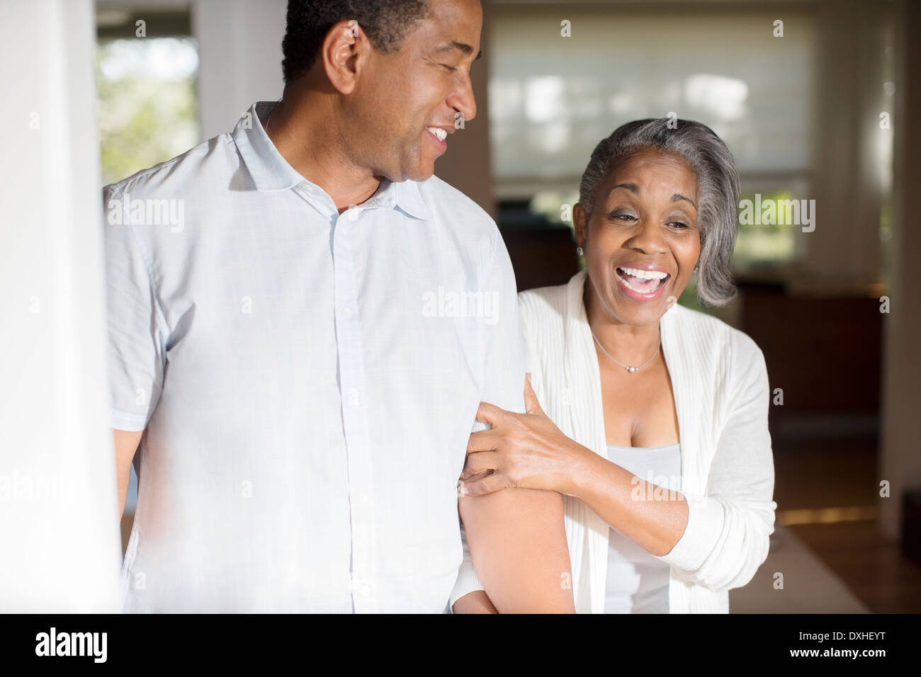 Rire senior couple in doorway Banque D'Images