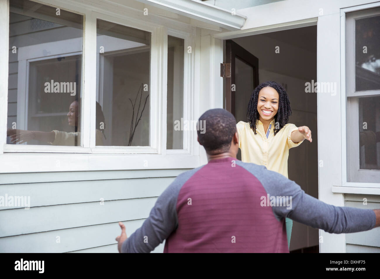 Femme enthousiaste de l'homme message d'accueil Banque D'Images