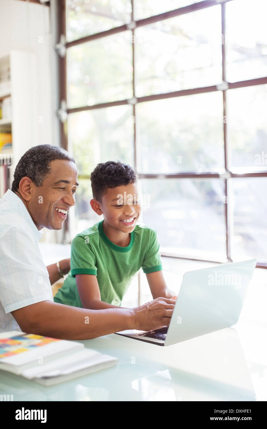 Grand-père et petit-fils using laptop Banque D'Images