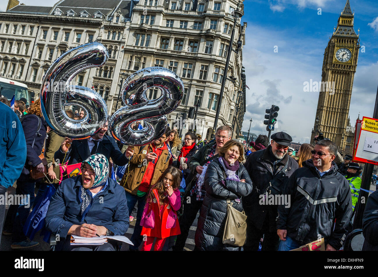 London, UK . Mar 26, 2014. Mettre en évidence la nouvelle ballons a suggéré à l'âge de la retraite. L'écrou mène une action de grève nationale en Angleterre et au Pays de Galles. Des rassemblements et des marches sont organisées dans tout le pays, y compris celui de la maison de Downing Street, Whitehall. Le syndicat dit que la mesure n'est prise contre : une charge de travail excessive et bureaucratique ; la rémunération au rendement et à la défense d'une échelle de rémunération nationale ; système injuste des pensions. Crédit : Guy Bell/Alamy Live News Banque D'Images