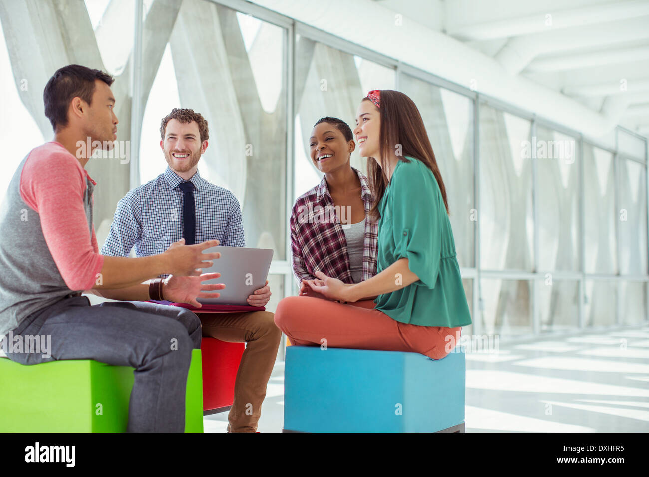 Creative business sur tabourets colorés Banque D'Images