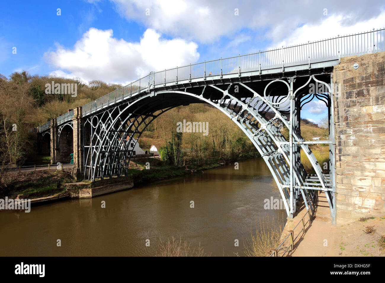 Le premier pont en fonte dans le monde, en traversant la rivière Severn, Ironbridge Ironbridge, ville, comté de Shropshire, Angleterre Banque D'Images