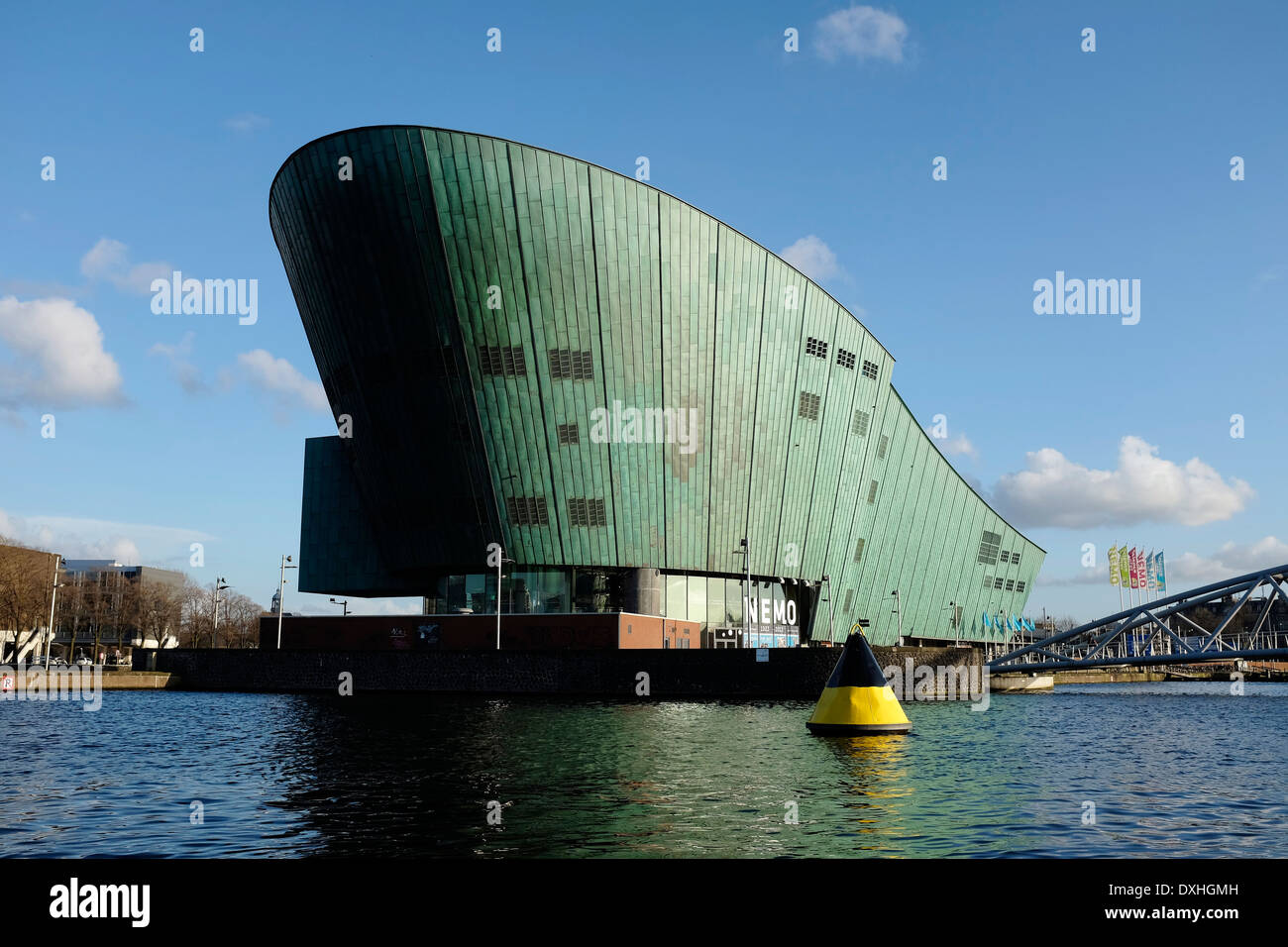 Le Musée des sciences Nemo à Amsterdam - photographie prise à partir d'un bateau de croisière, Amsterdam, Hollande, Pays-Bas, Europe Banque D'Images