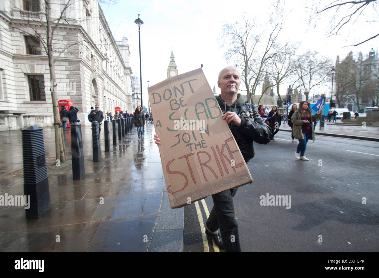 Westminster London, UK. 26 mars 2014. Les membres de la (écrou) Syndicat National des Enseignants d'un stade un jour qui a fermé le débordement des milliers d'écoles à travers l'Angleterre au Pays de Galles que des enseignants s'est joint à des rassemblements dans le centre de Londres pour protester contre plus de payer les pensions et les conditions de travail et les compressions gouvernementales Crédit : amer ghazzal/Alamy Live News Banque D'Images
