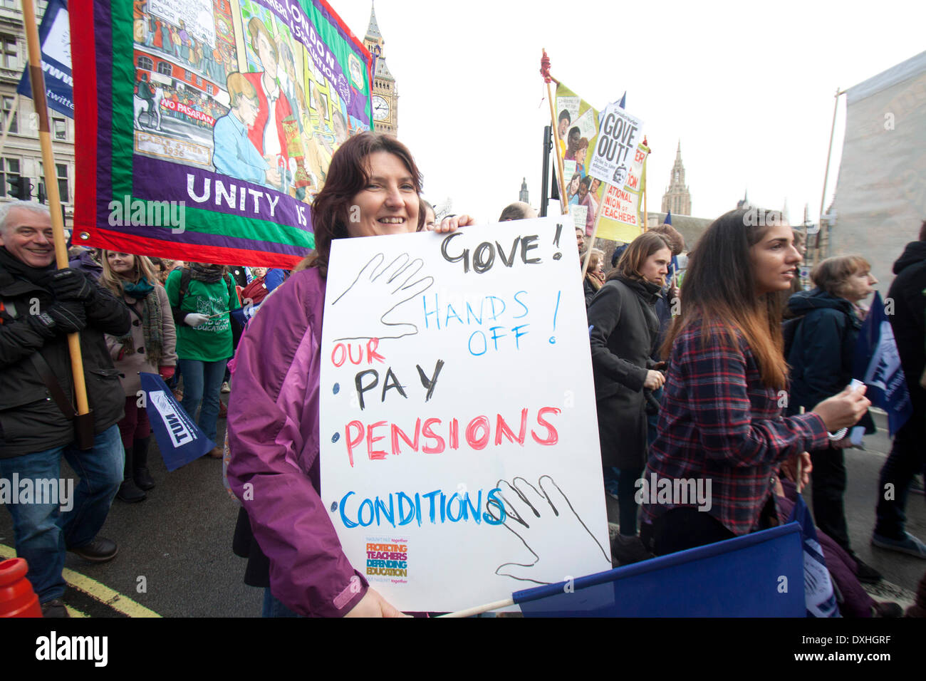 Westminster London, UK. 26 mars 2014. Les membres de la (écrou) Syndicat National des Enseignants d'un stade un jour qui a fermé le débordement des milliers d'écoles à travers l'Angleterre au Pays de Galles que des enseignants s'est joint à des rassemblements dans le centre de Londres pour protester contre plus de payer les pensions et les conditions de travail et les compressions gouvernementales Crédit : amer ghazzal/Alamy Live News Banque D'Images