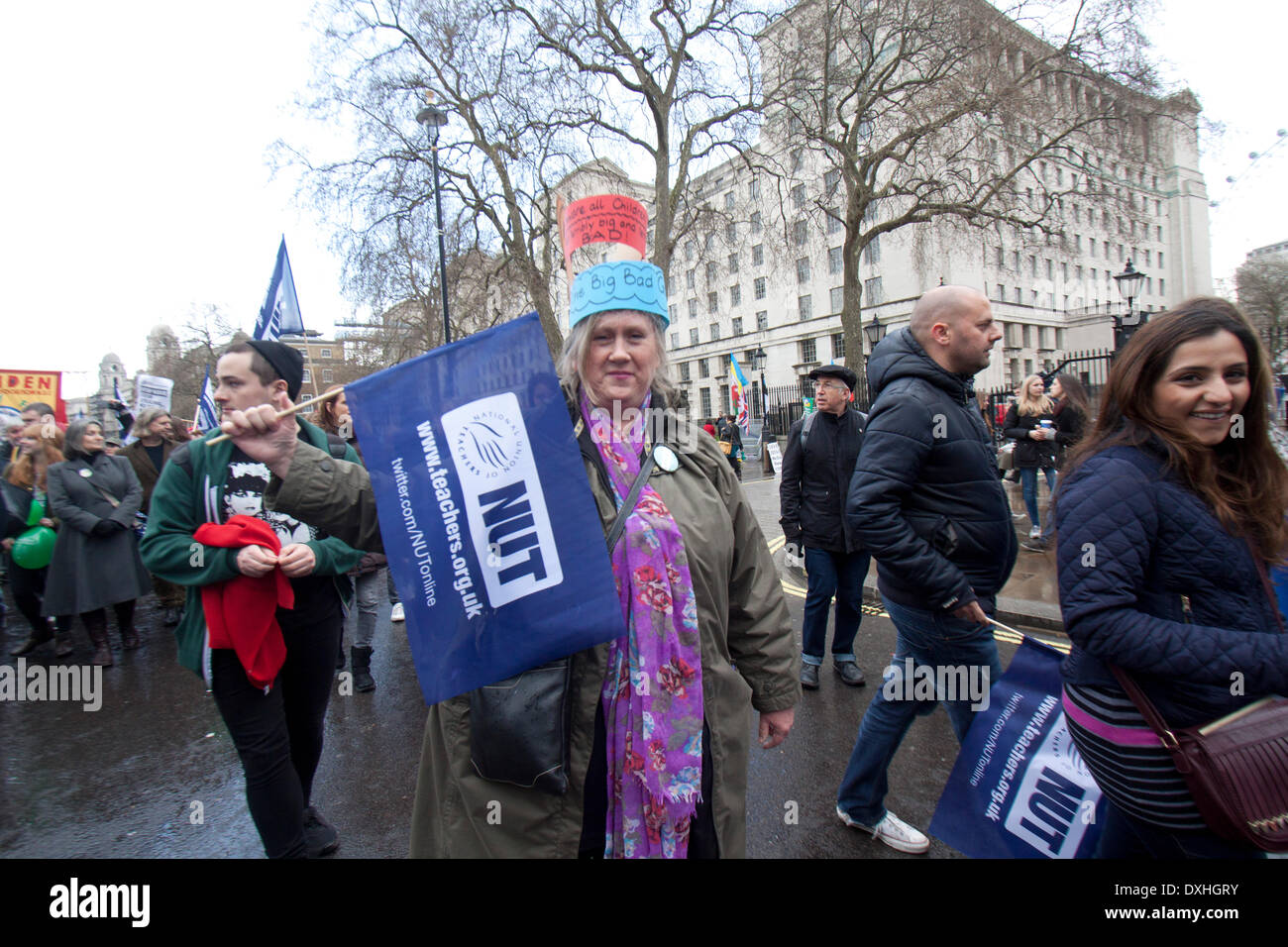 Westminster London, UK. 26 mars 2014. Les membres de la (écrou) Syndicat National des Enseignants d'un stade un jour qui a fermé le débordement des milliers d'écoles à travers l'Angleterre au Pays de Galles que des enseignants s'est joint à des rassemblements dans le centre de Londres pour protester contre plus de payer les pensions et les conditions de travail et les compressions gouvernementales Crédit : amer ghazzal/Alamy Live News Banque D'Images