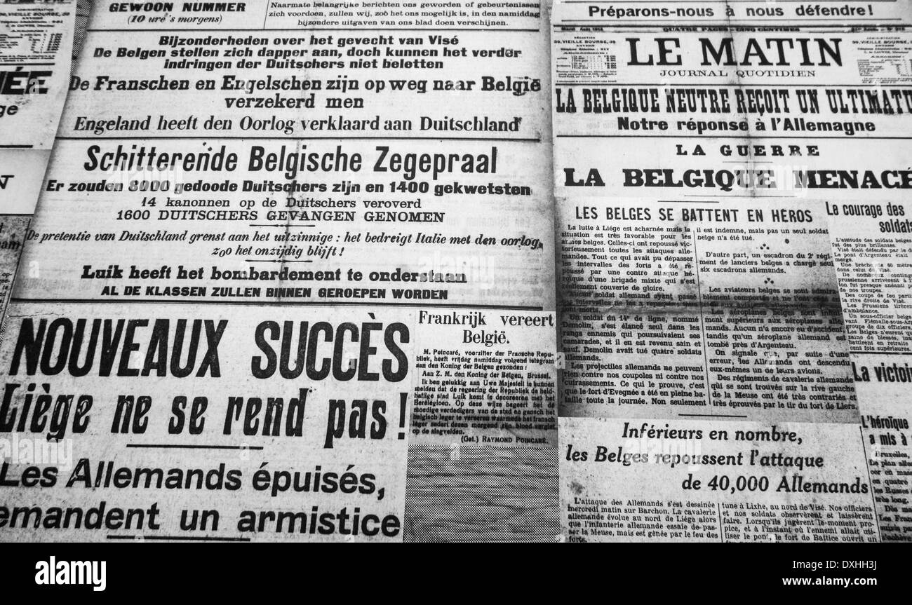 La PREMIÈRE GUERRE MONDIALE articles de journaux en français et néerlandais de papiers belge diffusant des nouvelles au sujet de la Première Guerre mondiale un front en Belgique Banque D'Images