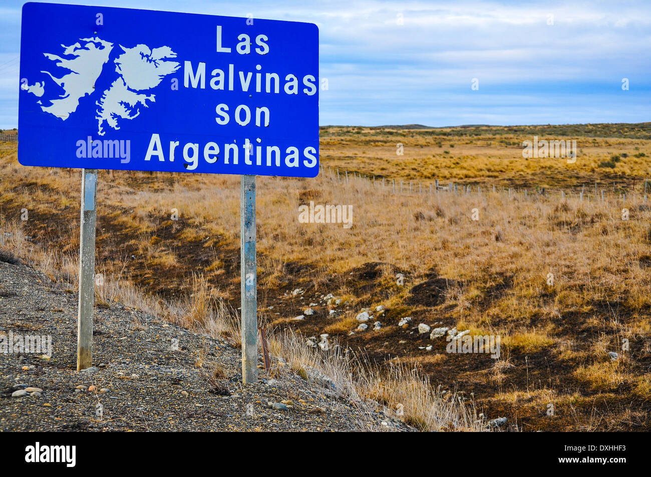 Un signe de la route en Terre de Feu, déclarant que les îles Malouines sont argentins. Banque D'Images