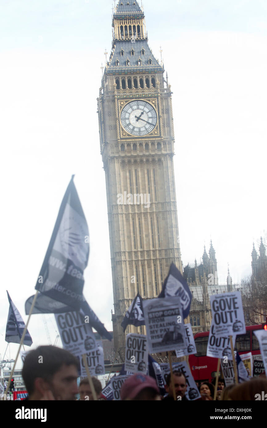 Westminster London, UK. 26 mars 2014. Les membres de la (écrou) Syndicat National des Enseignants d'un stade un jour qui a fermé le débordement des milliers d'écoles à travers l'Angleterre au Pays de Galles que des enseignants s'est joint à des rassemblements dans le centre de Londres pour protester contre plus de payer les pensions et les conditions de travail et les compressions gouvernementales Crédit : amer ghazzal/Alamy Live News Banque D'Images