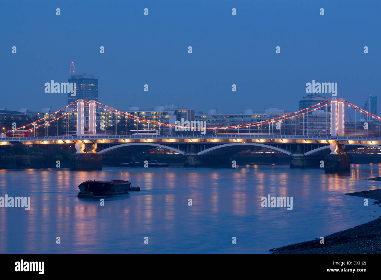 Chelsea Bridge et la Tamise la nuit tombée crépuscule London England UK Banque D'Images