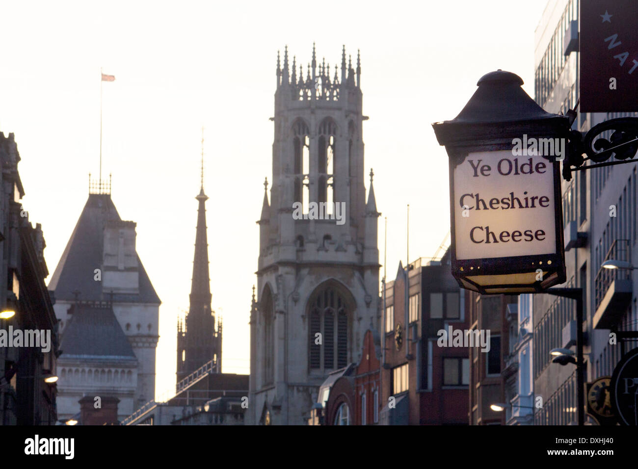 Ye Olde Cheshire Cheese enseigne de pub et St Dunstan dans le clocher de l'église de l'Ouest au coucher du soleil Fleet Street Ville de London England UK Banque D'Images