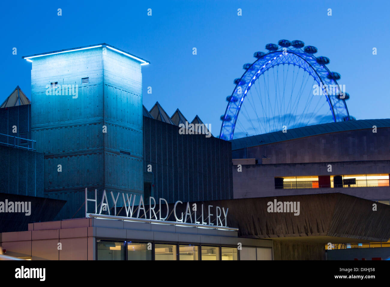 La Hayward Gallery signer Rive sud avec London Eye au-dessus la nuit tombée crépuscule soir London England UK Banque D'Images