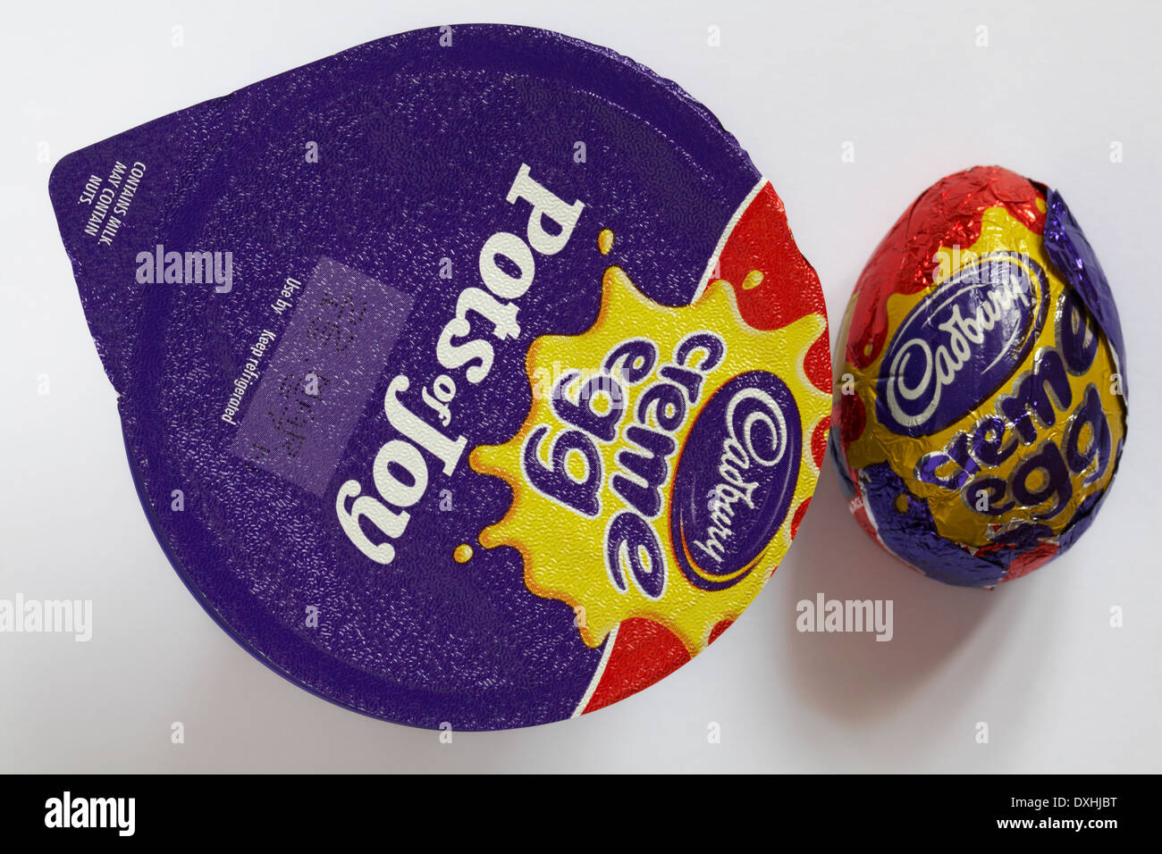 Cadbury creme egg Pots de joie et Cadbury creme egg isolé sur fond blanc Banque D'Images