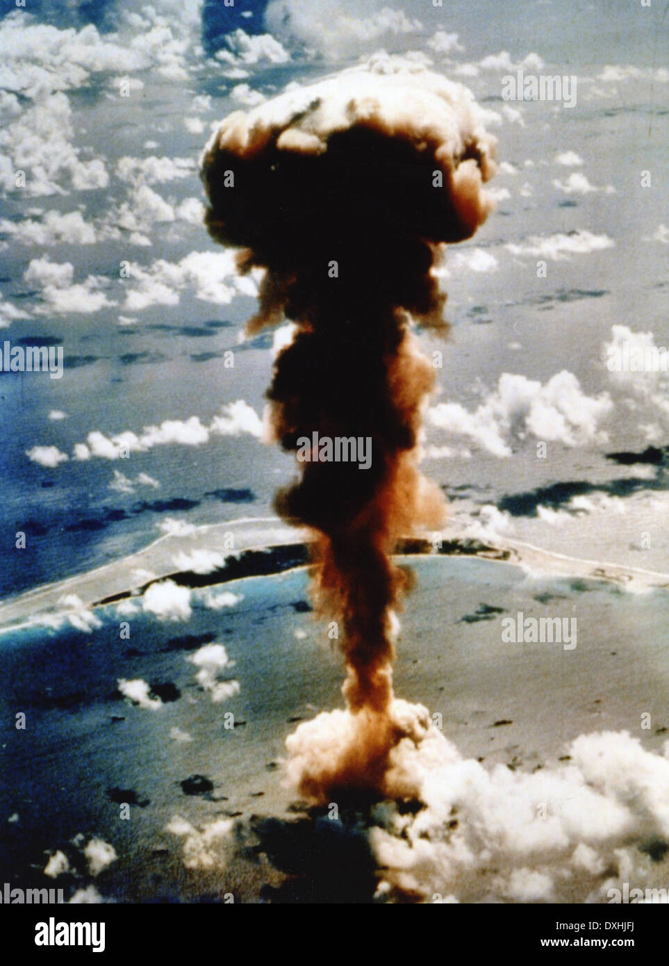 Test de bombe atomique explose en mesure à 580ft (180m) au-dessus de l'atoll de Bikini au cours de l'opération Crossroads sur 1 Juillet 1946 Banque D'Images