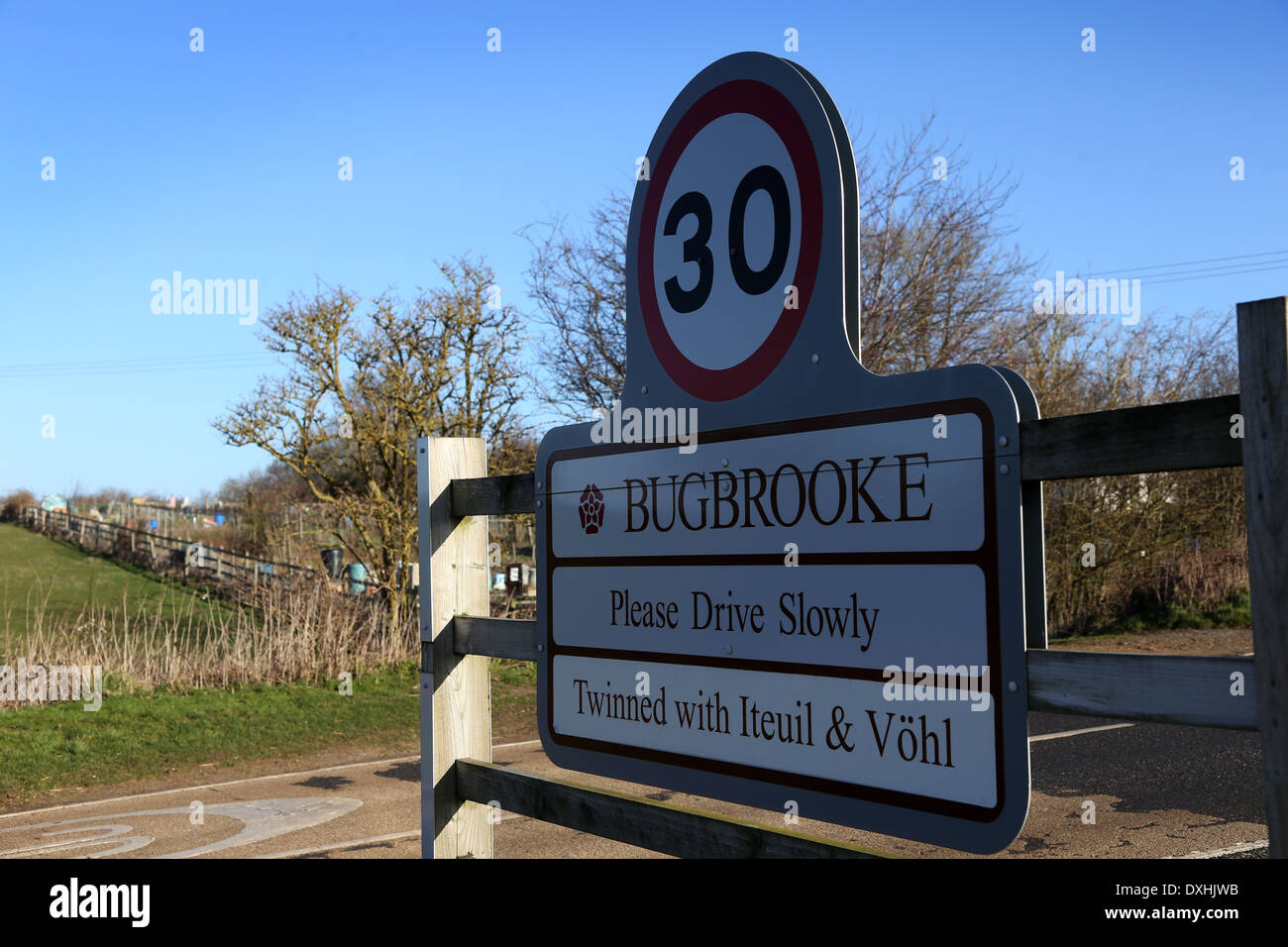 Limite de 30 mph signer entrant Bugbrooke village Banque D'Images