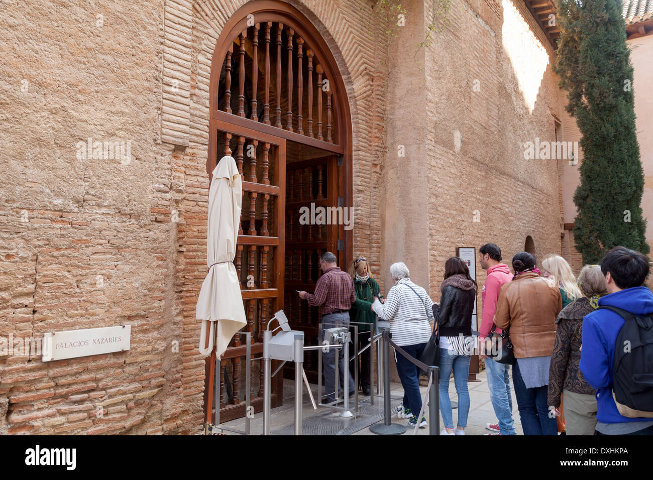 Visiteurs en attente à l'entrée du Palais Nasrides ; le Palais de l'Alhambra, Grenade, Andalousie Espagne Europe Banque D'Images