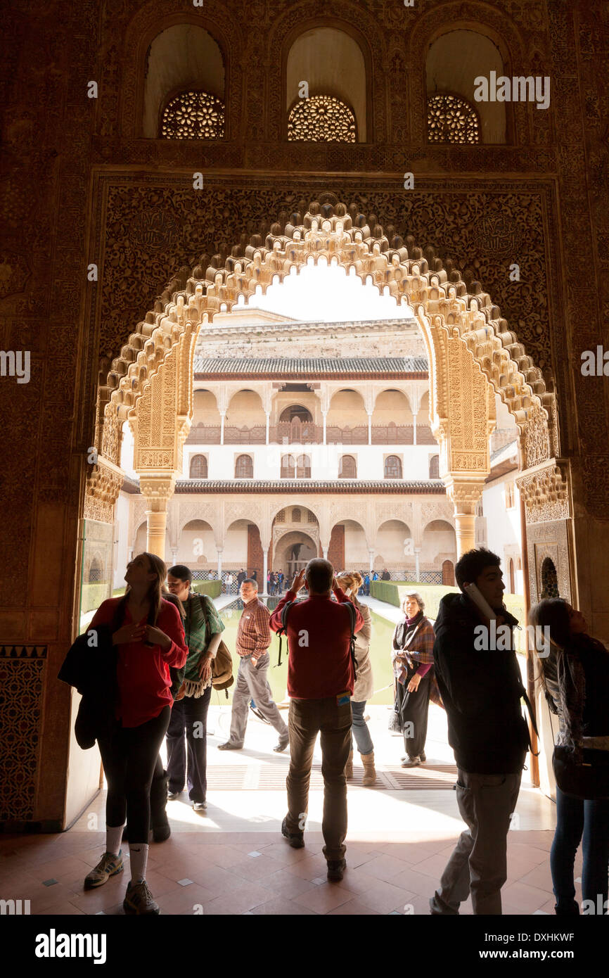 Les touristes dans une arche, les Palais Nasrides, Palais de l'Alhambra, Grenade, Andalousie, Espagne Europe Banque D'Images
