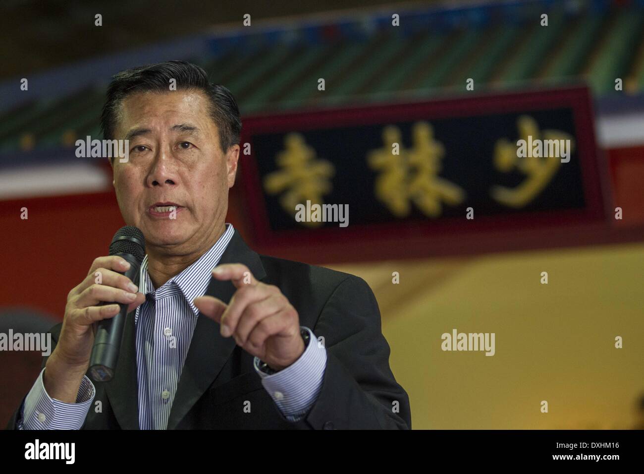 Fichier. Mar 26, 2014. Le sénateur de l'état LELAND YEE a été arrêté sur des accusations de corruption publique mercredi matin, dans le cadre d'une enquête fédérale a aussi ciblé que Raymond 'Screvette Boy' Chow, un ancien gangster notoire de San Francisco. L'arrestation de Yee, qui représente San Francisco et une partie de comté de San Mateo et est candidat à la secrétaire d'État de Californie, est venu au milieu de ses recherches à Sacramento et son bureau à la maison. Sur la photo : le 10 octobre 2013 - Los Angeles, Californie, États-Unis - Le Sénateur Leland Yee, D-San Francisco parle au Temple Shaolin Cultural Festival LA2013. (Crédit Image : © Chiu/ZUMAPRES Ringo Banque D'Images