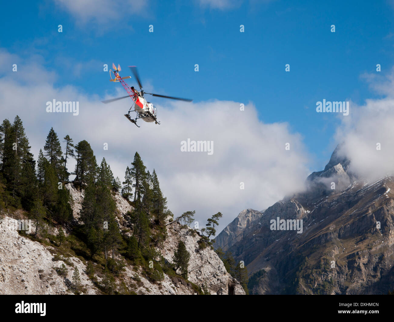 L'hélicoptère de transport alpin Aerospaciale (Alouette) pendant le décollage dans les montagnes suisses. Banque D'Images