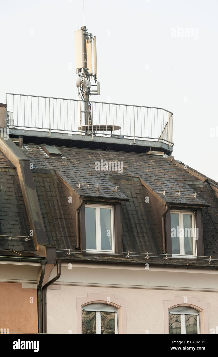 Antenne de téléphonie mobile au-dessus d'un immeuble dans un quartier résidentiel de Zurich, Suisse. Banque D'Images