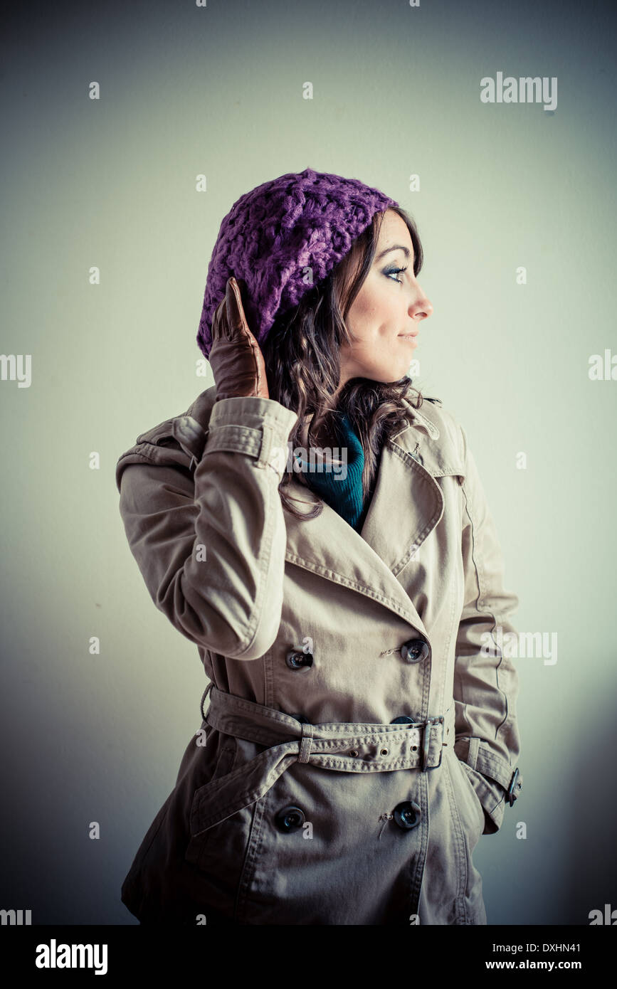Belle femme avec col roulé, écharpe et cap l'automne sur fond blanc Photo  Stock - Alamy