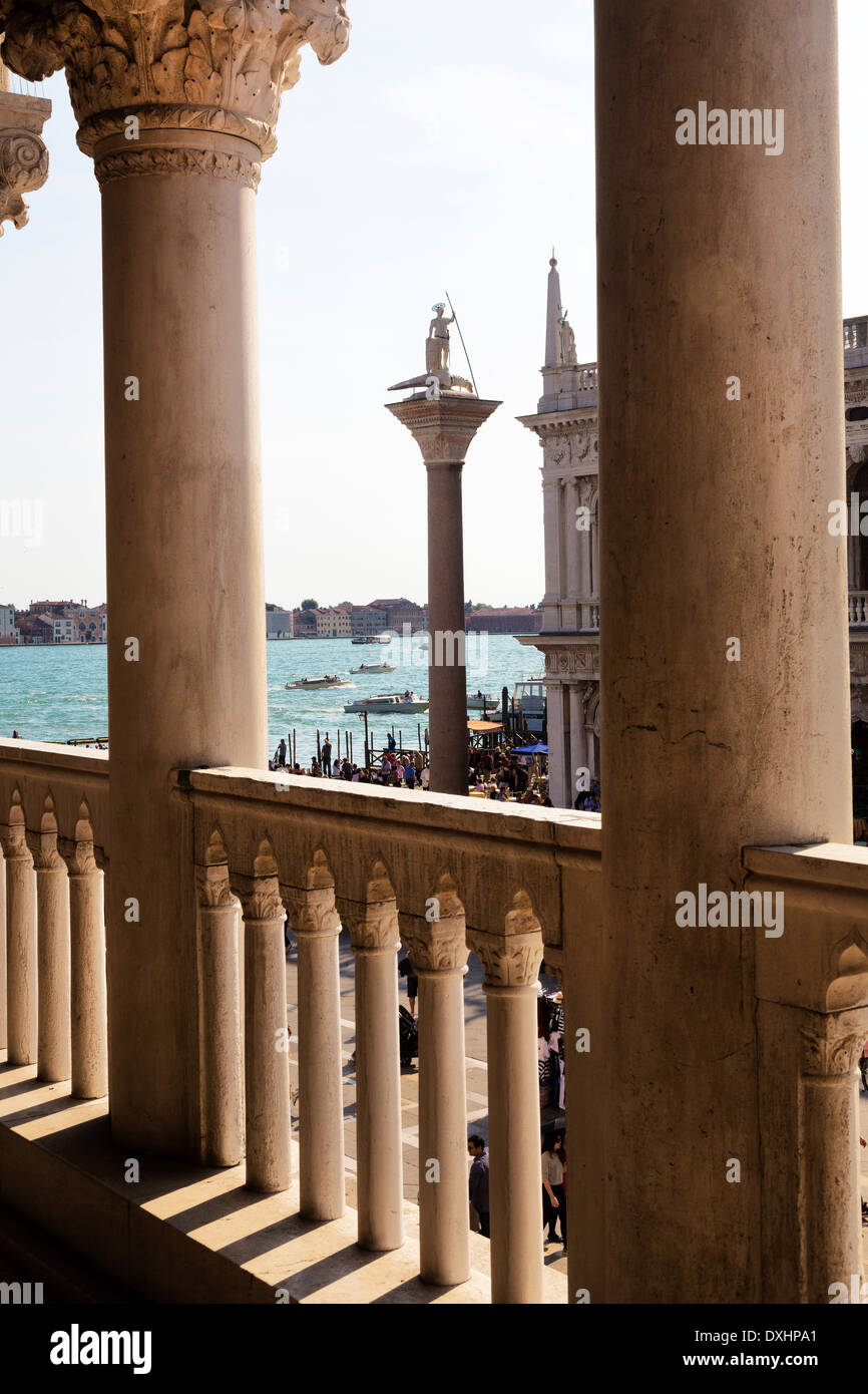Le Palais des Doges, colonne de San Teodoro, la Place Saint Marc, Venise, Italie Banque D'Images