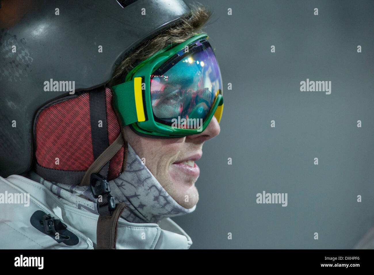 Skieuse acrobatique en compétition dans les hommes de bosses aux Jeux Olympiques d'hiver de Sotchi en 2014, Banque D'Images