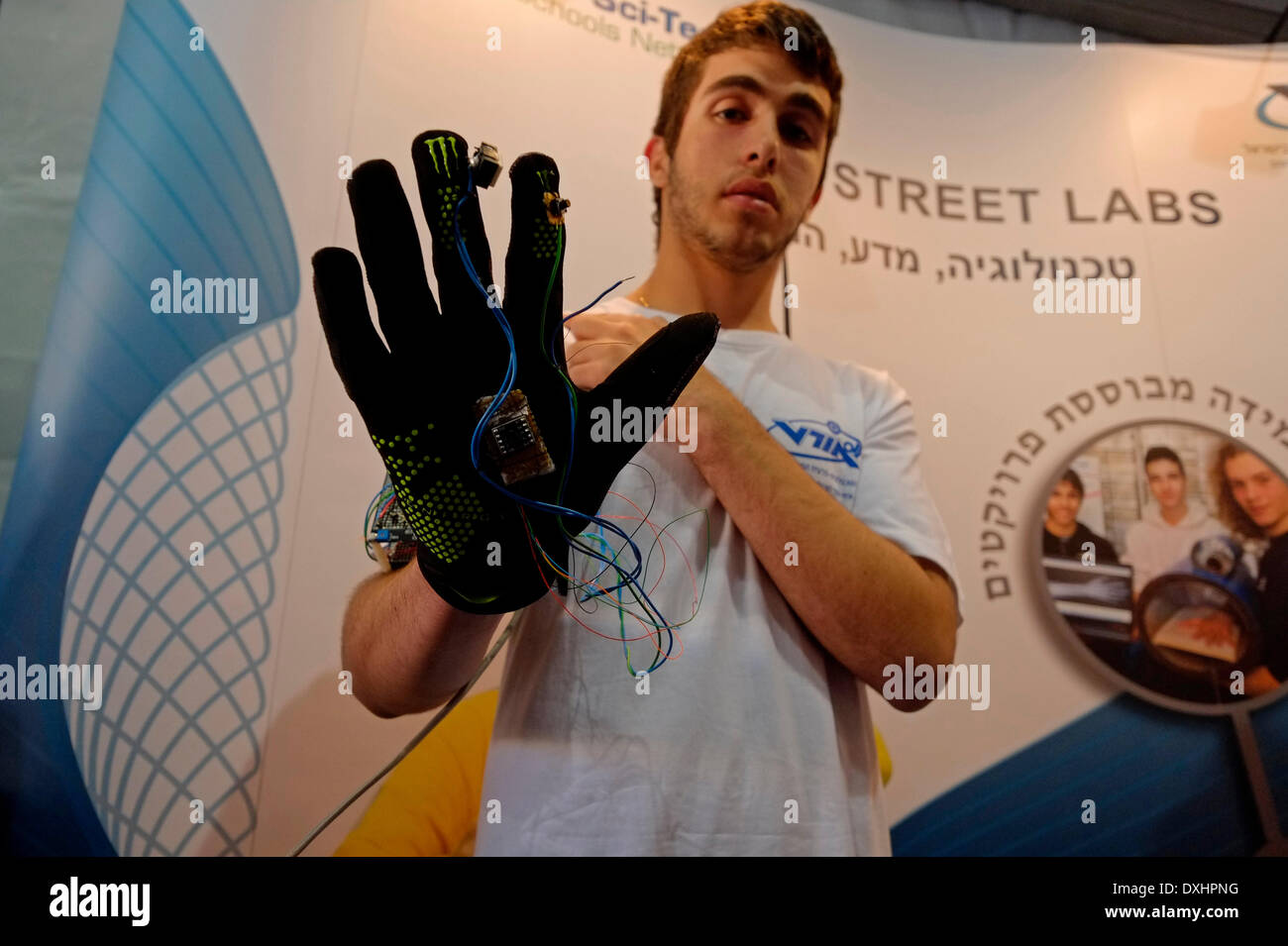 Un étudiant israélien montrant un composant informatique intégré dans un gant lors d'une exposition scientifique à Rabin Square, lors de la Journée nationale de la science à tel Aviv, le 26 mars 2014. Les campus universitaires et les musées du pays tiennent des événements spéciaux pendant la journée des sciences. La municipalité de tel Aviv, tournez sa place principale au centre de la ville pour devenir le site d'une foire scientifique géante. Banque D'Images
