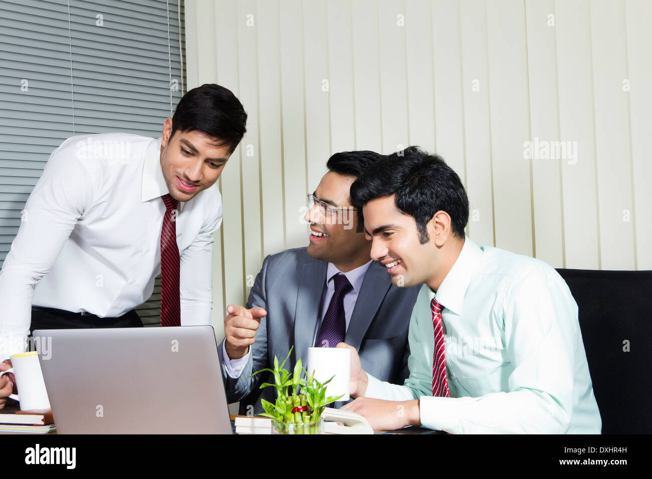 Indian Businessman sitting in Office et Disscussing Banque D'Images