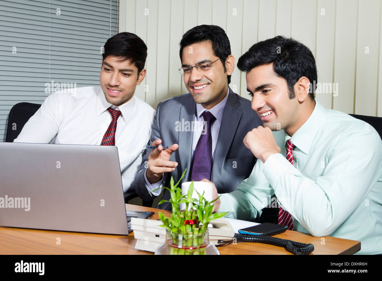 Indian Businessman sitting in Office et Disscussing Banque D'Images