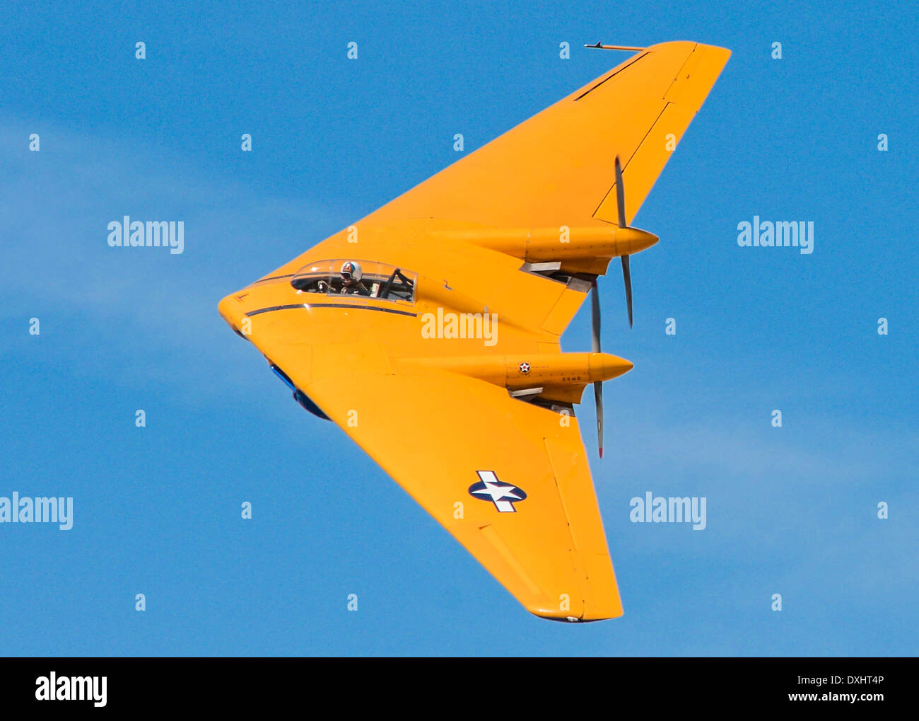 La dernière Northrop N-9MO aile volante prend son envol au cours de la Comté LA Air Show le 21 mars 2014 à Lancaster, CA. L'aéronef est administré par le California Air Planes of Fame Museum. Banque D'Images