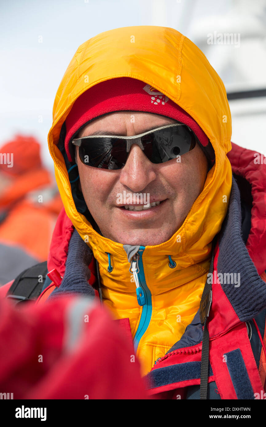 Un passager sur le pont de l'Akademik Sergey Vavilov, un renforcement de la glace sur un navire de croisière expédition en Antarctique. Banque D'Images