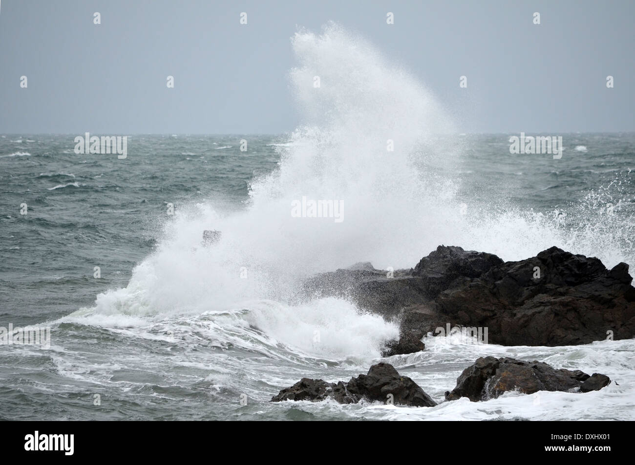 De grosses vagues à Portpatrick Banque D'Images