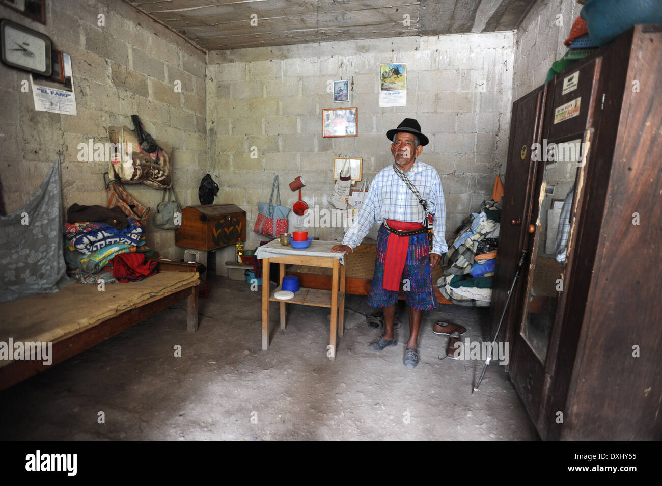 Un homme âgé autochtones mayas dans sa maison de Santa Catarina Palopo, Solola, Guatemala. Banque D'Images