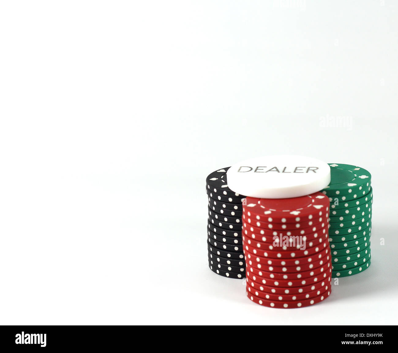 Rouge, noir et vert des jetons de poker avec bouton dealer sur fond blanc Banque D'Images