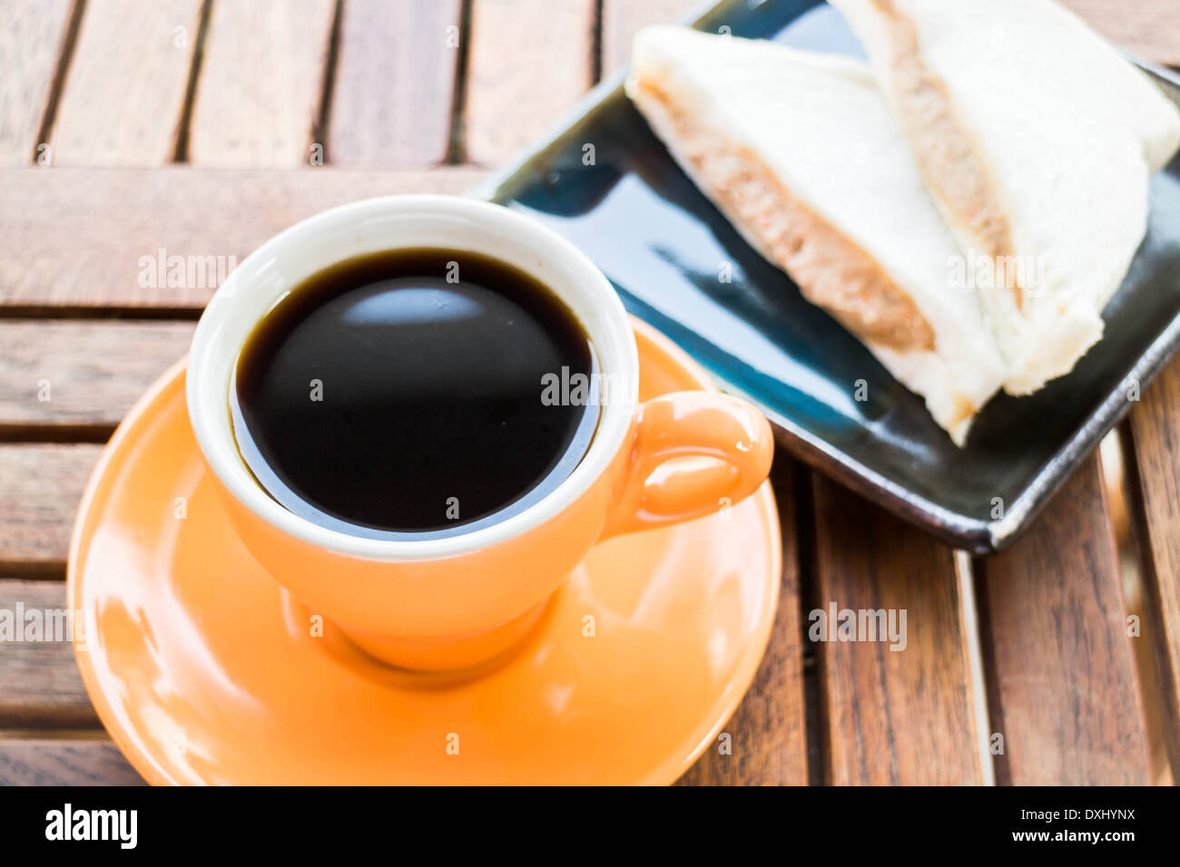 Petit-déjeuner avec du café chaud et des sandwiches, stock photo Banque D'Images