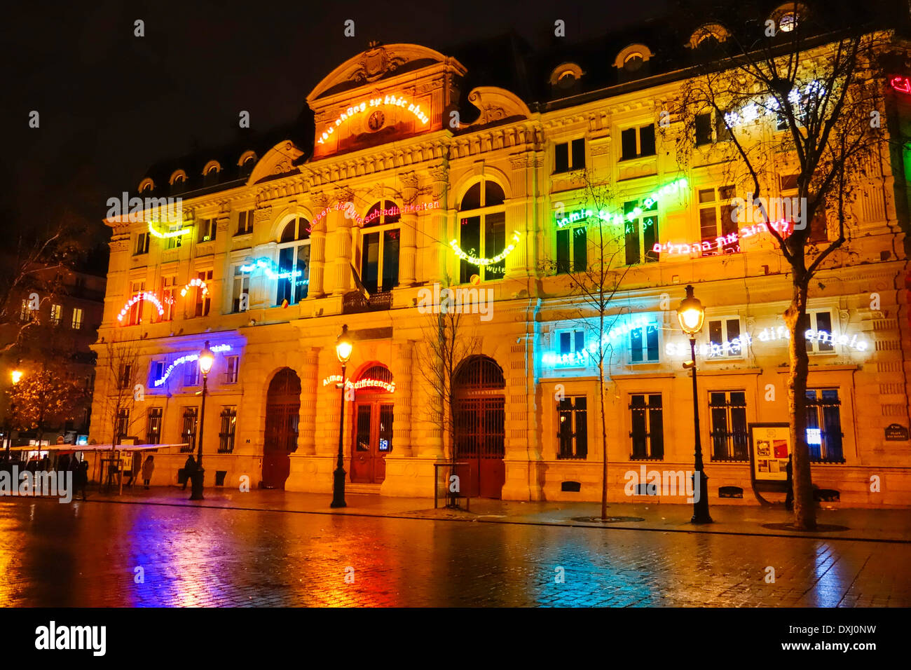 Il Mairie du ivème arrondissement décoré avec des enseignes au néon en de nombreuses langues célébrer les différences, Paris, France Banque D'Images