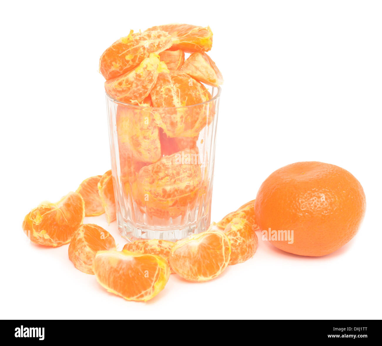 Les segments de mandarine dans un verre on white Banque D'Images