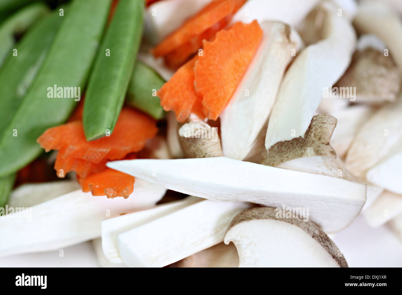 Les champignons, carottes et pois comme ingrédient dans la cuisine. Banque D'Images
