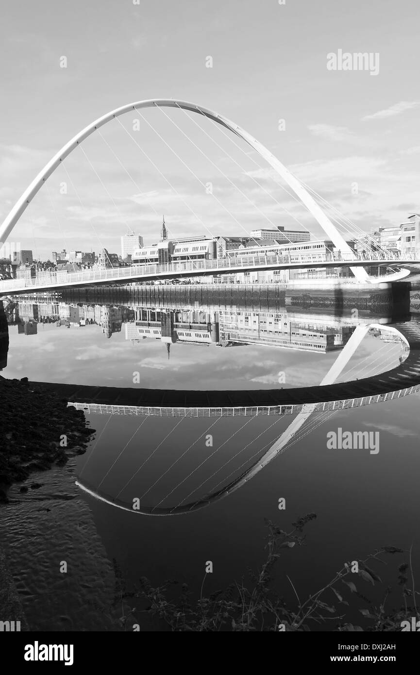 Reflets dans la rivière Tyne avec Gateshead Millennium Bridge à partir de Quayside Newcastle upon Tyne Angleterre Royaume-Uni UK Banque D'Images