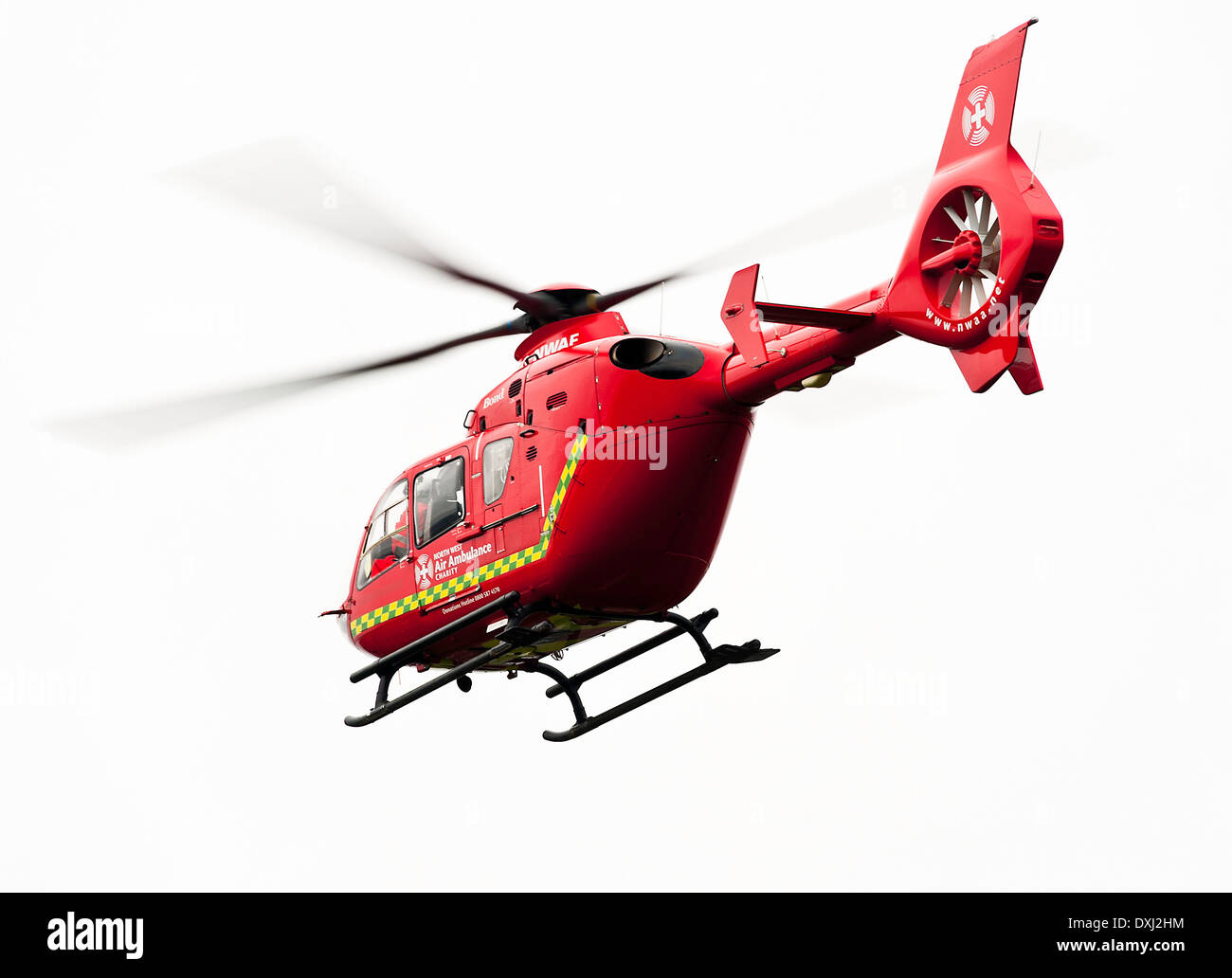Nord-ouest de l'Eurocopter EC135 T2 G-NWAE Hélicoptère survolant Alsager Cheshire sur une urgence médicale Angleterre Royaume-Uni UK Banque D'Images