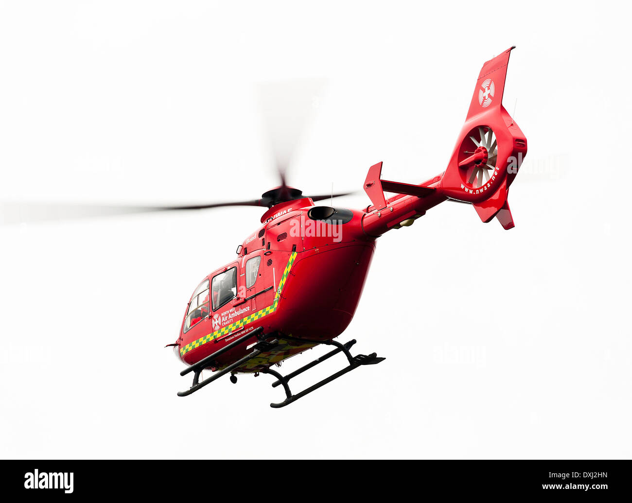 Nord-ouest de l'Eurocopter EC135 T2 G-NWAE Hélicoptère survolant Alsager Cheshire sur une urgence médicale Angleterre Royaume-Uni UK Banque D'Images