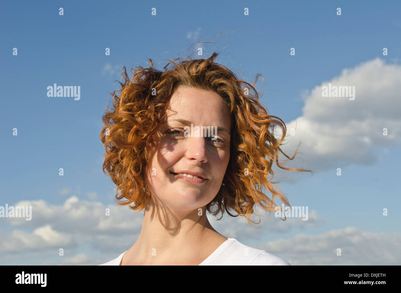 Une jeune femme rousse à l'extérieur Banque D'Images
