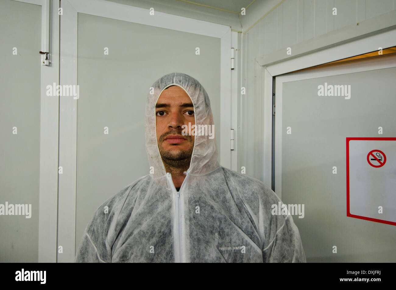 L'homme en combinaison de la sécurité en entreprise de transformation des produits alimentaires Banque D'Images